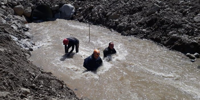 Erzurum’da selde kaybolan işçi, çamura girerek aranıyor