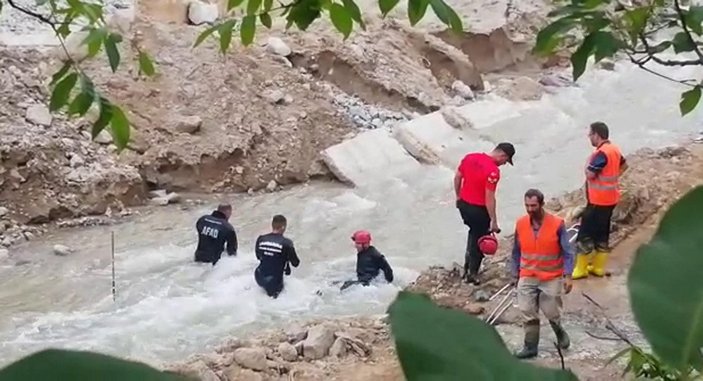 Erzurum’da selde kaybolan işçi, çamura girerek aranıyor