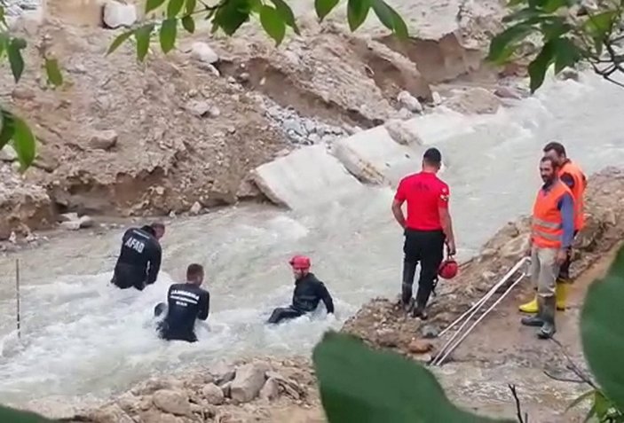 Erzurum’da selde kaybolan işçi, çamura girerek aranıyor