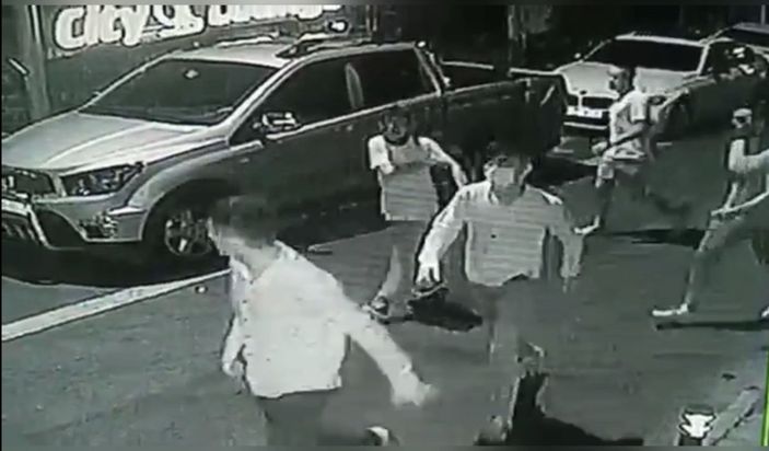 Şişli'deki parkta çıkan kavgayı izleyen yaşlı adam vuruldu