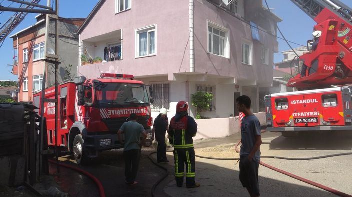 i Pendik’te, yangını söndürmek için çatıya tırmandılar