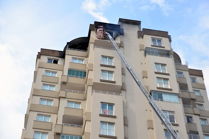 Adana’da binanın 13’üncü katında yangın çıktı