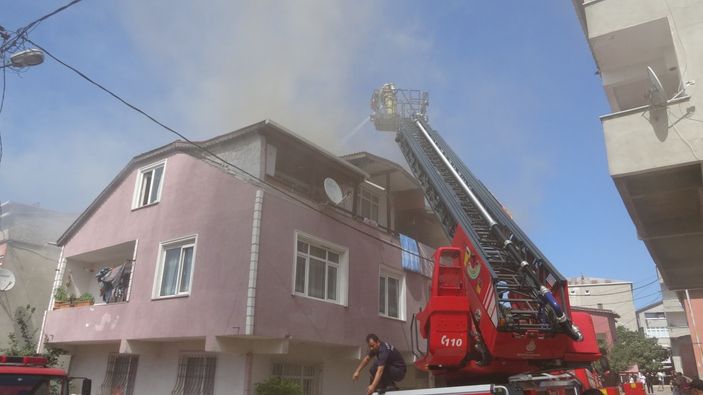 i Pendik’te, yangını söndürmek için çatıya tırmandılar