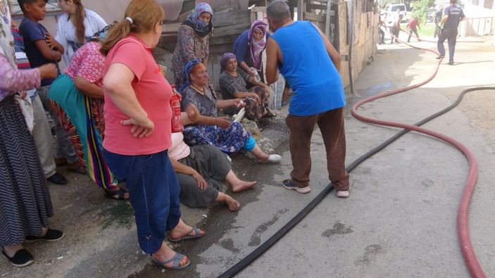 i Pendik’te, yangını söndürmek için çatıya tırmandılar