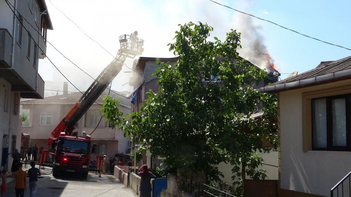 i Pendik’te, yangını söndürmek için çatıya tırmandılar