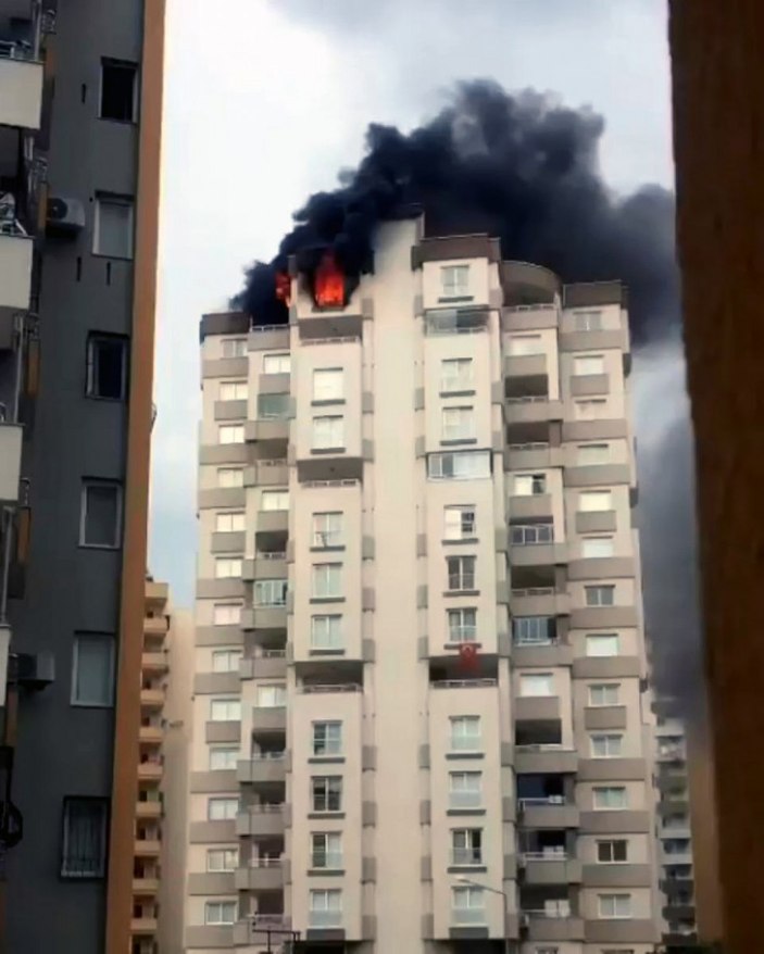 Adana’da binanın 13’üncü katında yangın çıktı