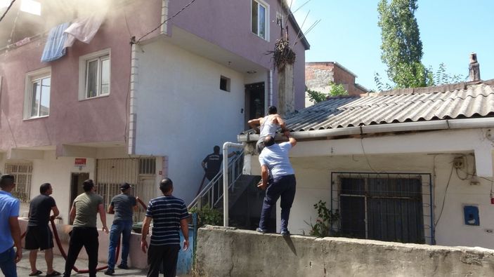 i Pendik’te, yangını söndürmek için çatıya tırmandılar