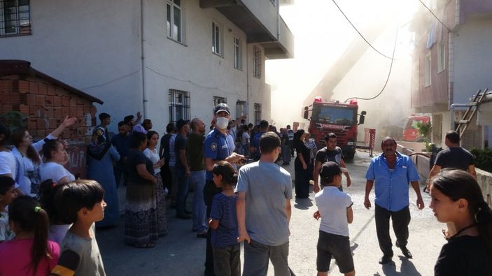 i Pendik’te, yangını söndürmek için çatıya tırmandılar