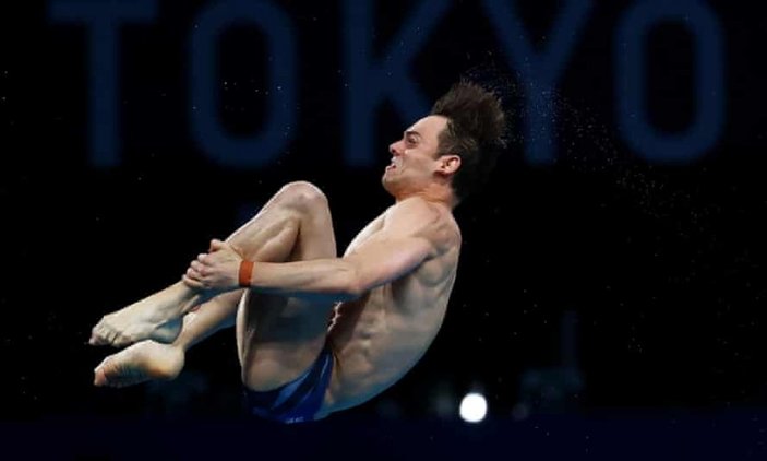 İngiliz sporcu Tom Daley olimpiyatlarda sık sık örgü ördü