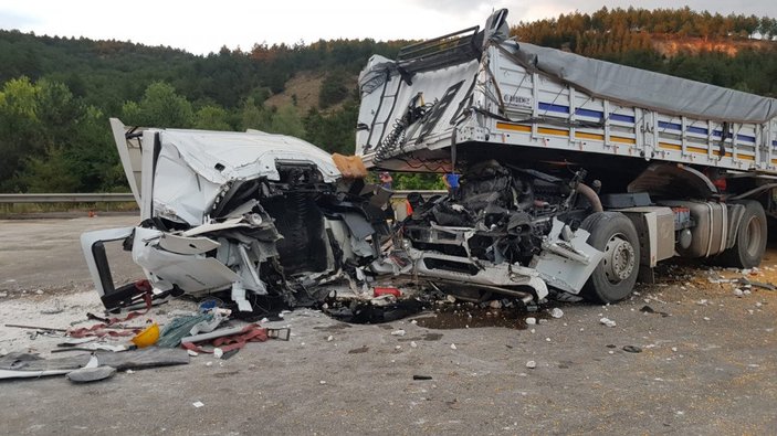 Bolu'da kamyon ile 2 tır çarpıştı: 1 ölü, 2 yaralı