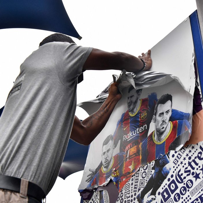 Messi posterleri Nou Camp'tan kaldırıldı