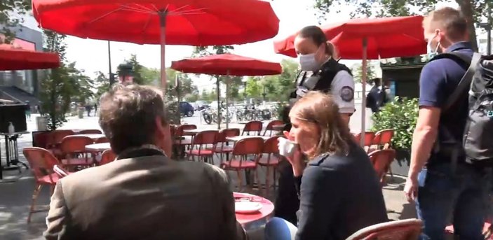 Fransa’da polisler, kafelerde koronavirüs kartı kontrolü yaptı