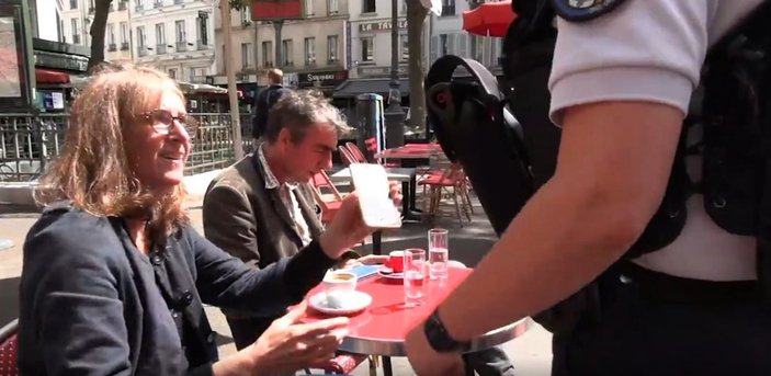 Fransa’da polisler, kafelerde koronavirüs kartı kontrolü yaptı