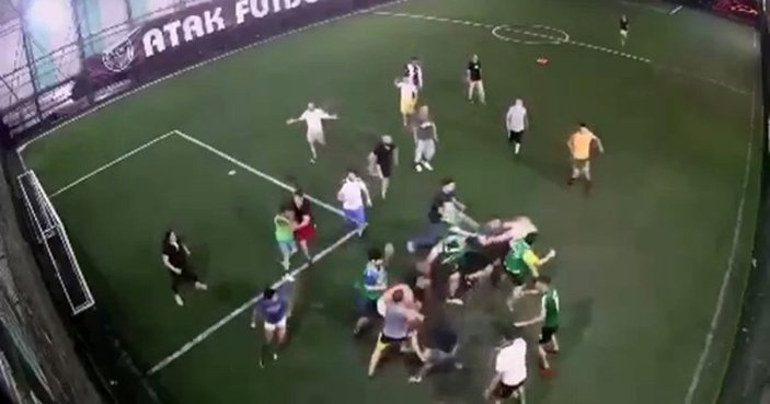 Avcılar’daki halı sahada maç bitişiyle kavga başladı