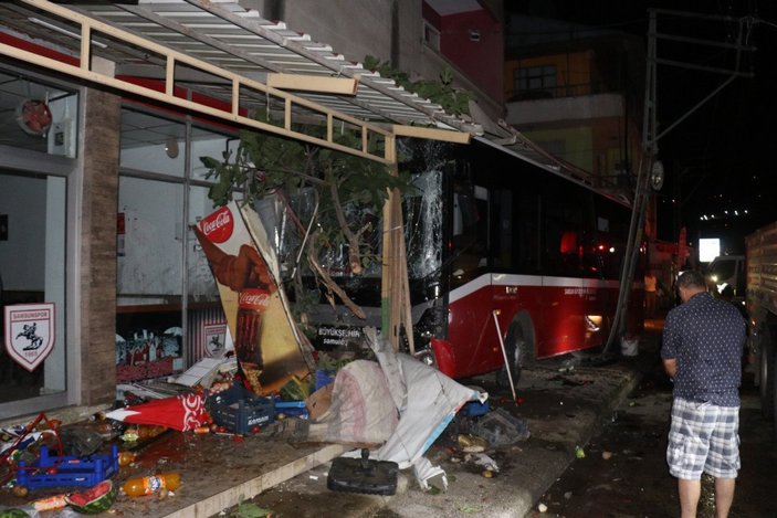 Samsun’da halk otobüsü markete girdi: 8 yaralı