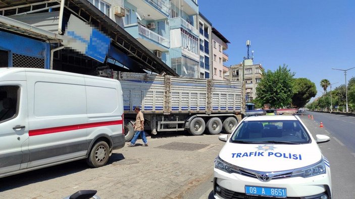 Aydın’da şoför uyuyakaldı, tır yem bayisine daldı