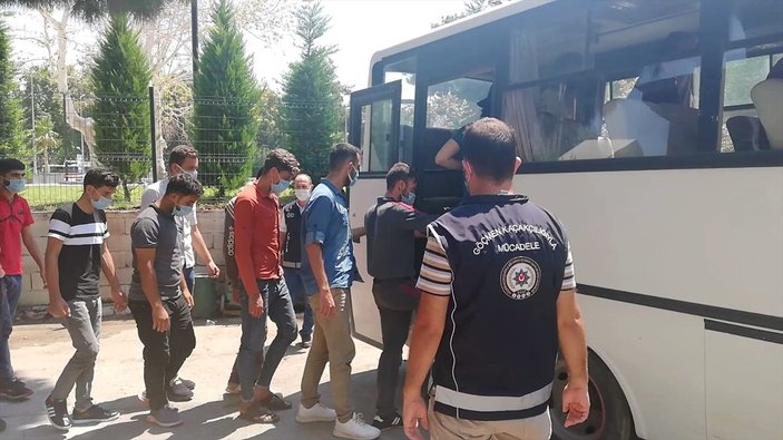 Osmaniye'de 14 kişilik minibüsten 28'si kaçak 30 Suriyeli çıktı