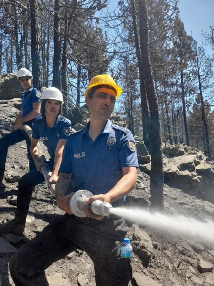 Polis ekipleri, orman yangınlarının meydana geldiği bölgeden ayrılmıyor