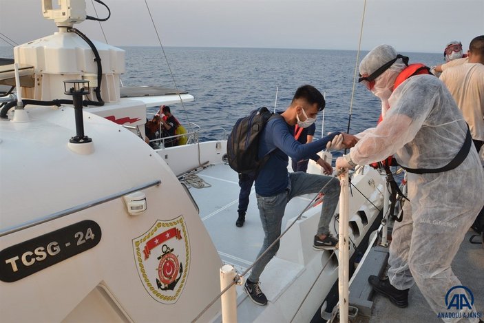 İzmir açıklarında yelkenli teknede 100 kaçak göçmen yakalandı