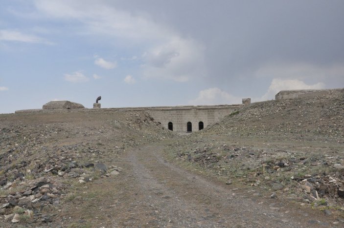 Kars’ta, 271 yıllık Karadağ Tabya’nın betonları kesildi