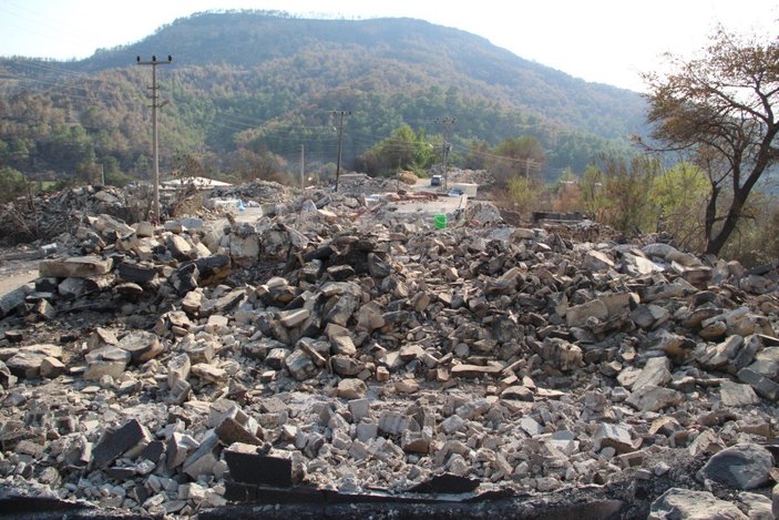 Manavgat'taki yangında kardeşine yardıma giden kişi, evini ve 120 koyununu kaybetti
