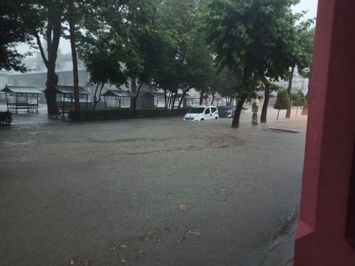 Kastamonu'da sağanak yağışla yollar su altında kaldı