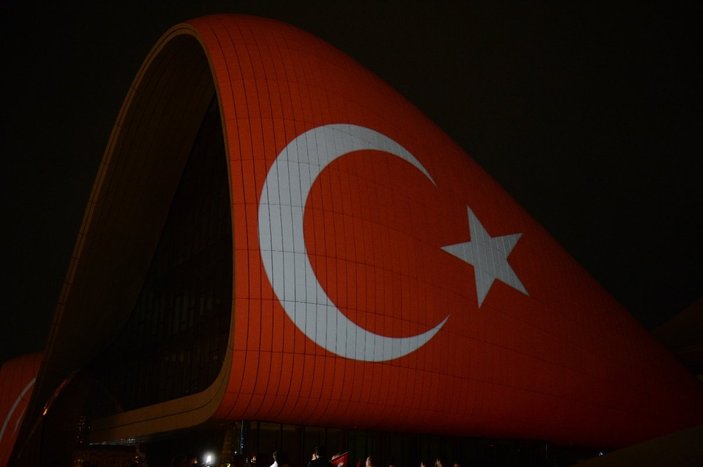 Azerbaycan'da Haydar Aliyev Merkezi’ne Türk bayrağı silüeti yansıtıldı