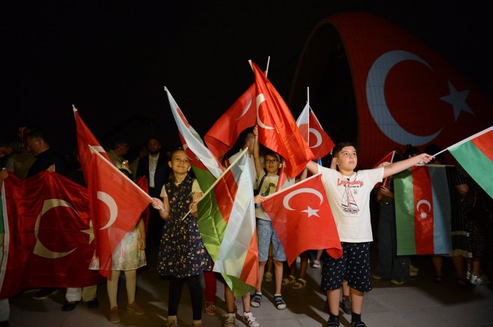 Azerbaycan'da Haydar Aliyev Merkezi’ne Türk bayrağı silüeti yansıtıldı