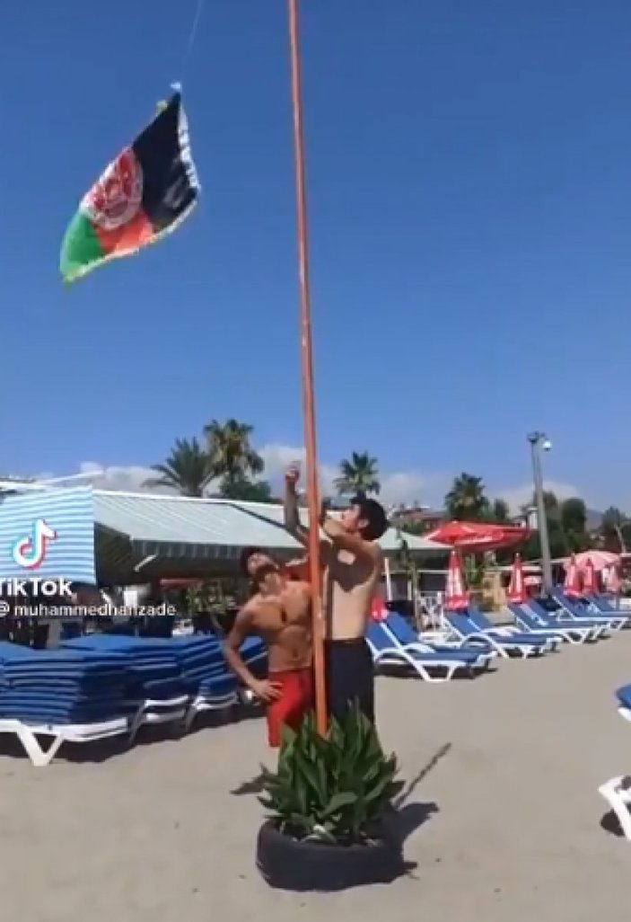 Alanya plajında Afganistan bayrağı diktiler