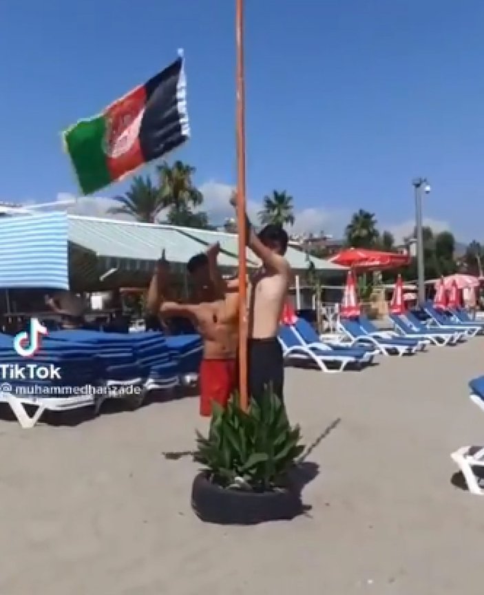 Alanya plajında Afganistan bayrağı diktiler