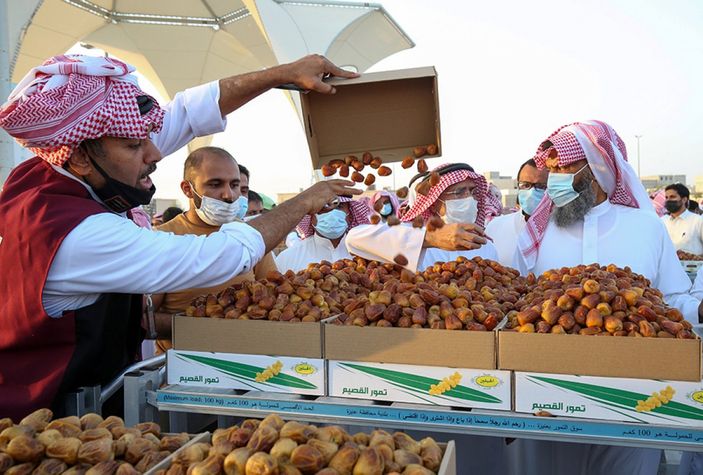 Suudi Arabistan'da hurma pazarı kuruldu