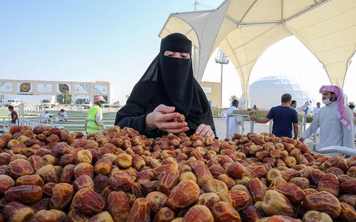Suudi Arabistan'da hurma pazarı kuruldu