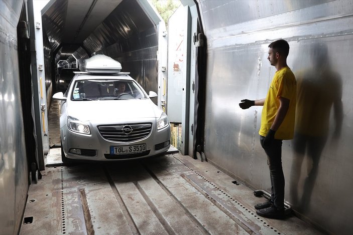 Araçlarıyla Türkiye'ye gelen bazı gurbetçiler, arabalı tren kullanıyor
