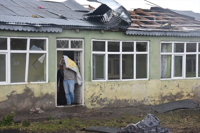 Kars'ta çıkan hortum, birçok evde hasara neden oldu
