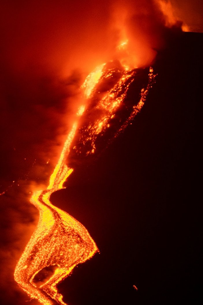İtalya'da Etna Yanardağı patladı