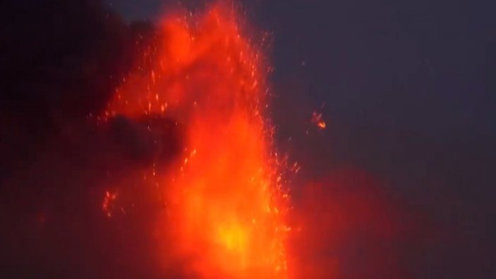 İtalya'da Etna Yanardağı patladı
