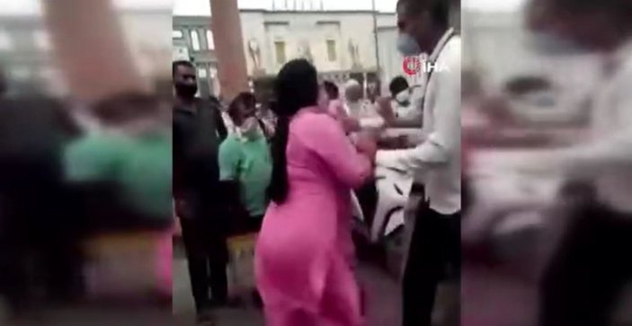 Hindistan'da maskesiz kadınlar, görevli adamı dövdü