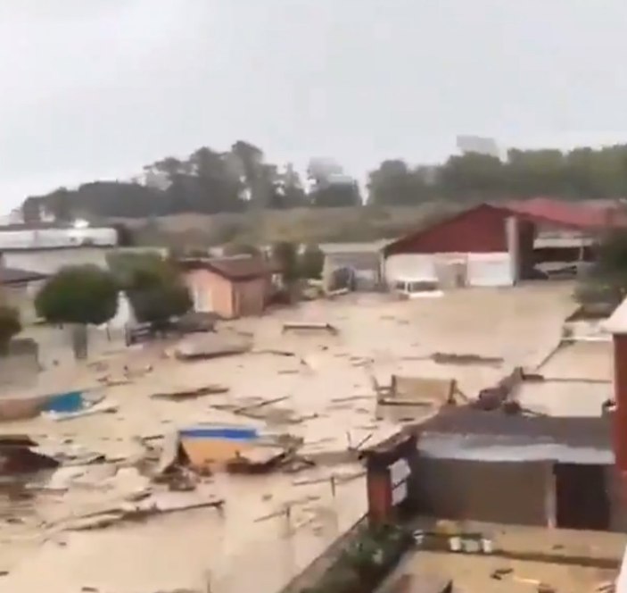 Sinop ve Samsun'da sağanak yağış, seli beraberinde getirdi