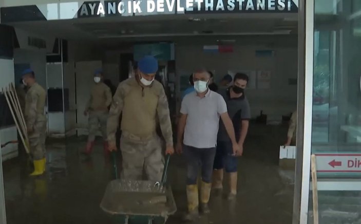 Mehmetçik, Sinop'ta selden zarar gören hastaneyi temizledi