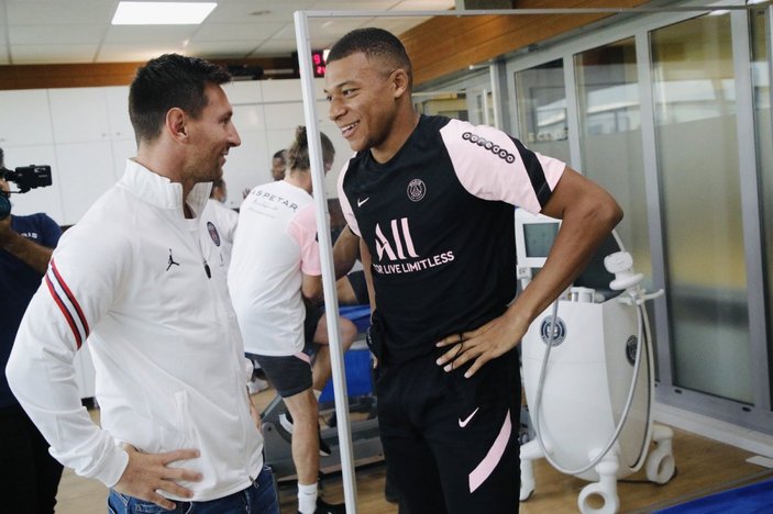 Kylian Mbappe, Lionel Messi'yi karşıladı