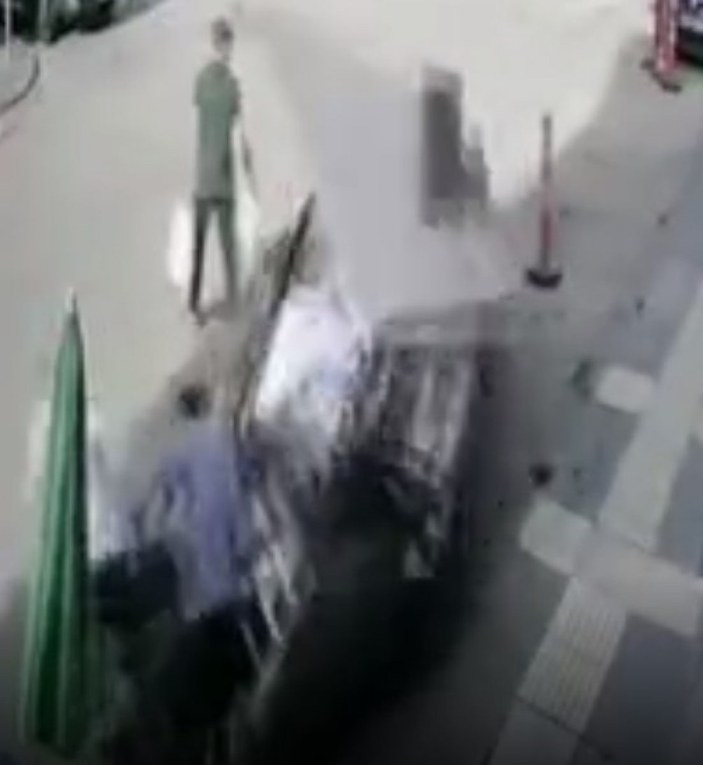 Ankara’da fren yerine gaza basan sürücü caddede oturanlara çarptı
