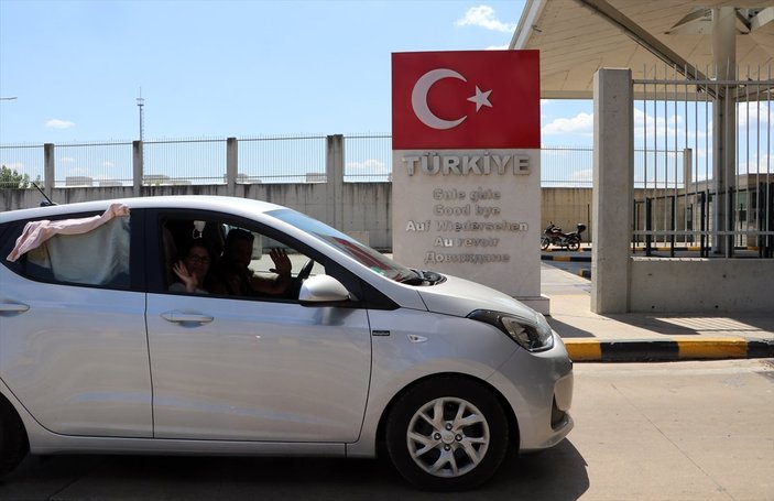 Dönüş yoluna geçen gurbetçiler Türkiye'den hüzünle ayrılıyor