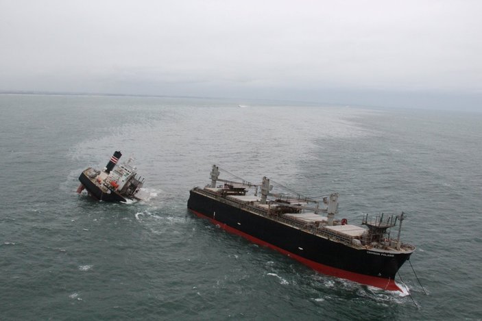 Japonya'da karaya oturan yük gemisi ikiye bölündü