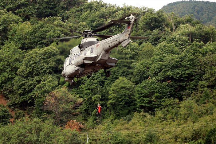 Kastamonu'da binalarında mahsur kalanlar, helikopterlerle kurtarıldı