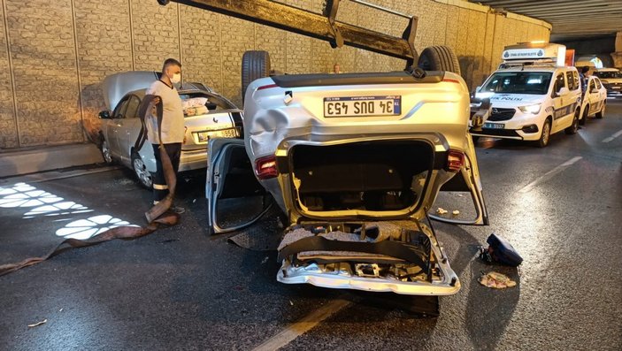 Fatih'te, Topkapı alt geçidinde 2 otomobil çarpıştı: 4 yaralı