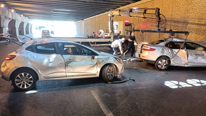 Fatih'te, Topkapı alt geçidinde 2 otomobil çarpıştı: 4 yaralı