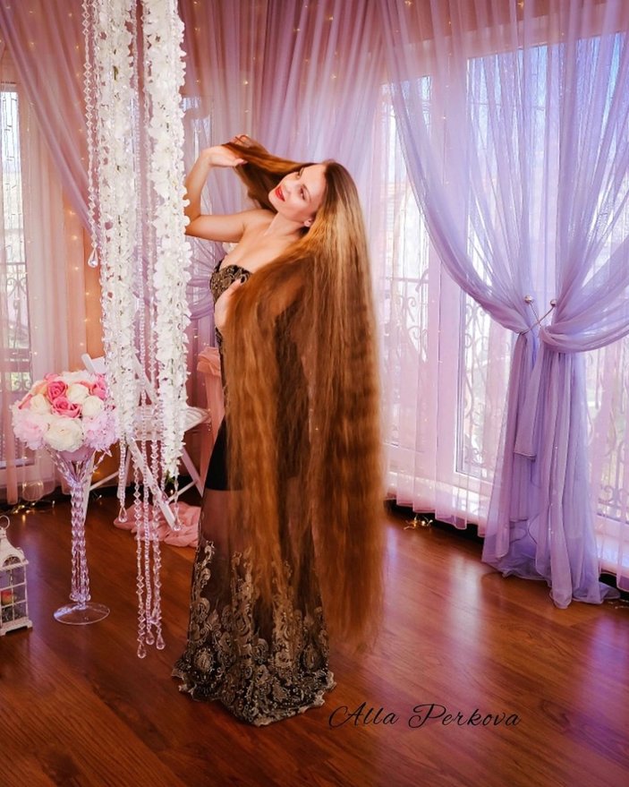 Ukraynalı kadın boyundan uzun saçlarını hiç kestirmedi