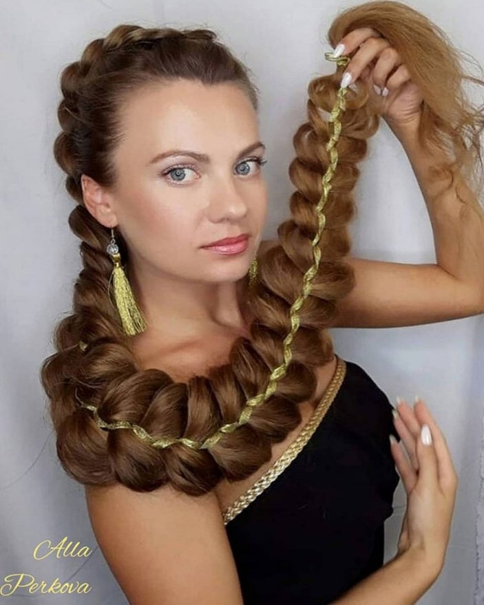Ukraynalı kadın boyundan uzun saçlarını hiç kestirmedi