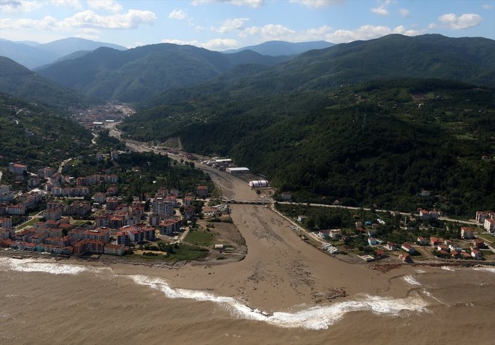 Kastamonu'da sel sonrası Abana sahili çamurla kaplandı