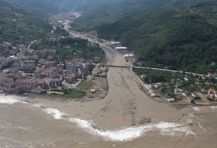 Kastamonu'da sel sonrası Abana sahili çamurla kaplandı